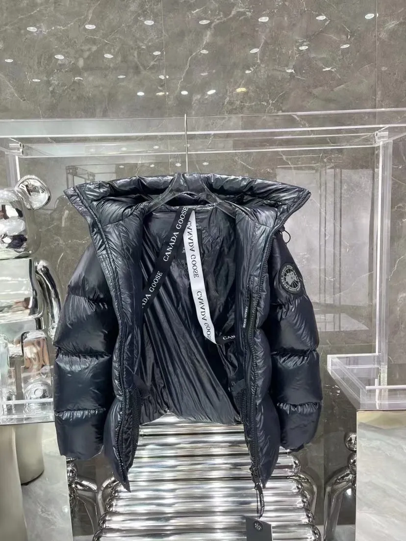 P780 Canada Goose/Canada Goose 2022 limited new Crofton puff down jacket top version (exclusive to the entire network)‼ ️ ‼ ️Top version, ceiling level‼ ️ Crofton soft bread, the latest style in 2022, with cold protection effect up to level 4, made of recycled Feather-Light tear-resistant fabric, ultra-light, and no weight on the upper body at all! The unique black label highlights your temperament‼ ️ Canada Goose, a Canadian brand, has always been recognized as the warmest down jacket. Various Instagram celebrities, Internet celebrities, and celebrities often wear it for street photos. I do Canada Goose every year, but I still can’t get rid of my love for the geese. No matter how cold the weather is, there is no need to be afraid, because there are geese! Filled with 90% white duck down, Canada Goose is the legendary warmest down jacket and is known as a must-have for Arctic outdoor sports! The most popular down jacket in the world, celebrities are rushing to buy it, it is a must-have!   Same style for men and women Size: S~XXL Ready in stock